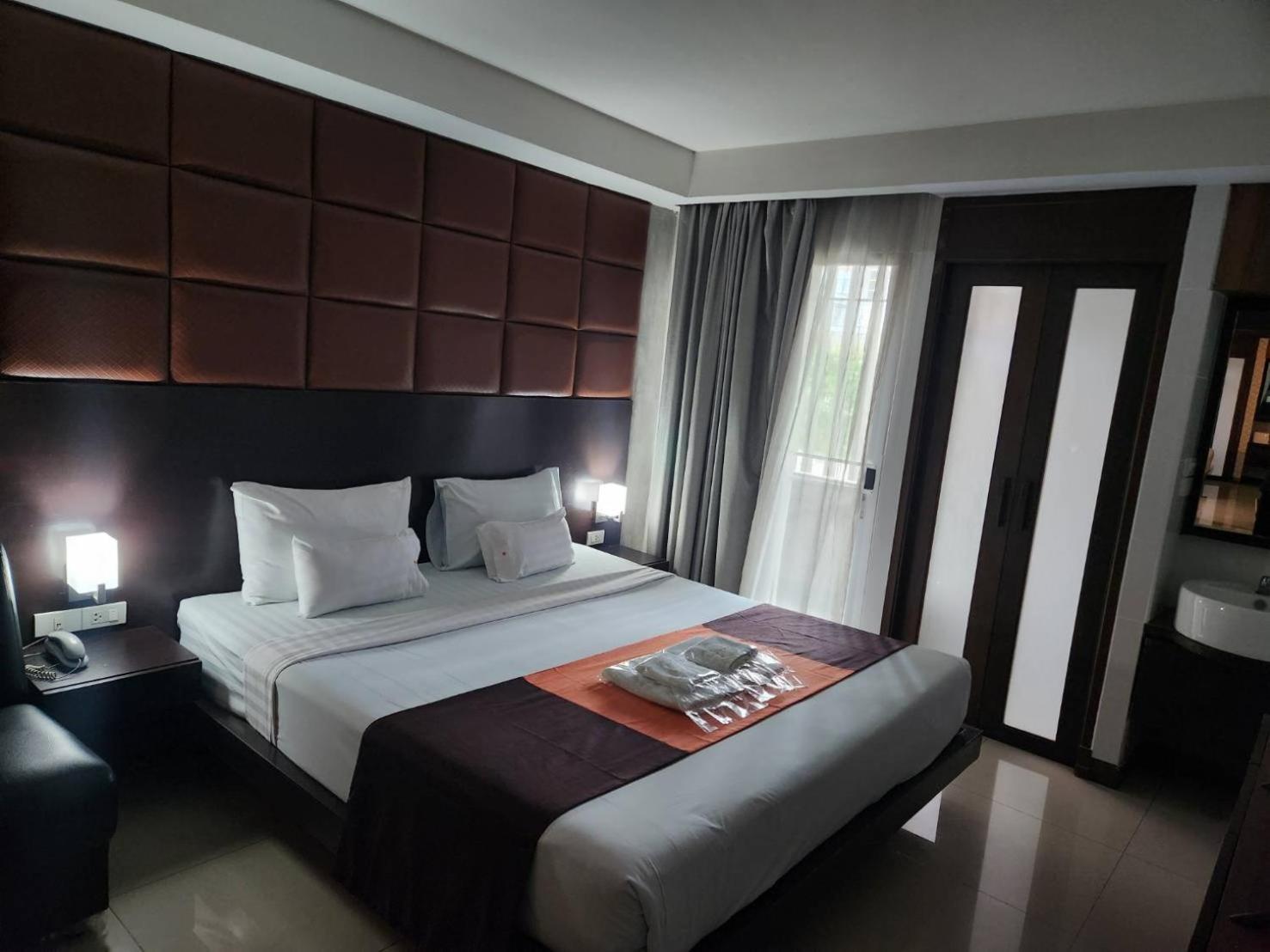 Collection O The Bangkok Cha Cha Suite Buitenkant foto