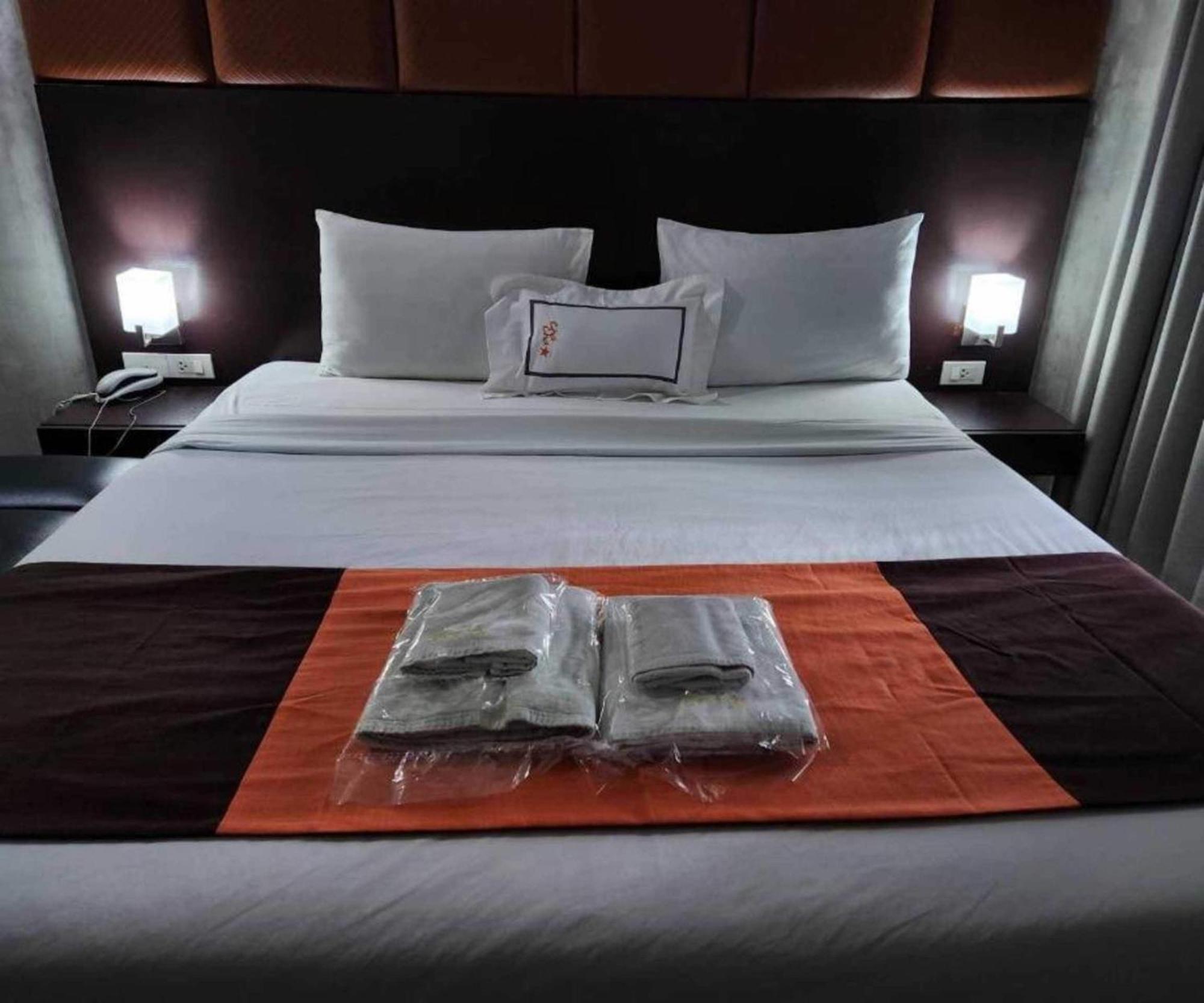 Collection O The Bangkok Cha Cha Suite Buitenkant foto